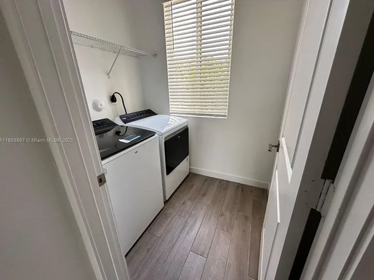 1092 SE 23rd Ave #5 — Photo 9