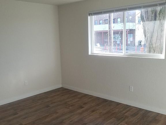 3rd image of 604 5th St SE #604