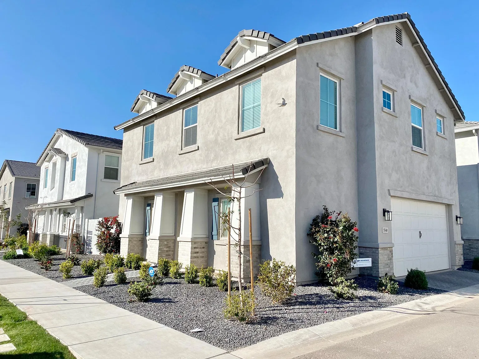 3 bed, 2.5 bath, 1710 sqft, $2,345 — Photo 2