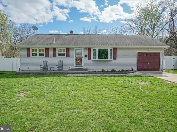 8 Thornton Pl, Mount Holly, NJ 08060