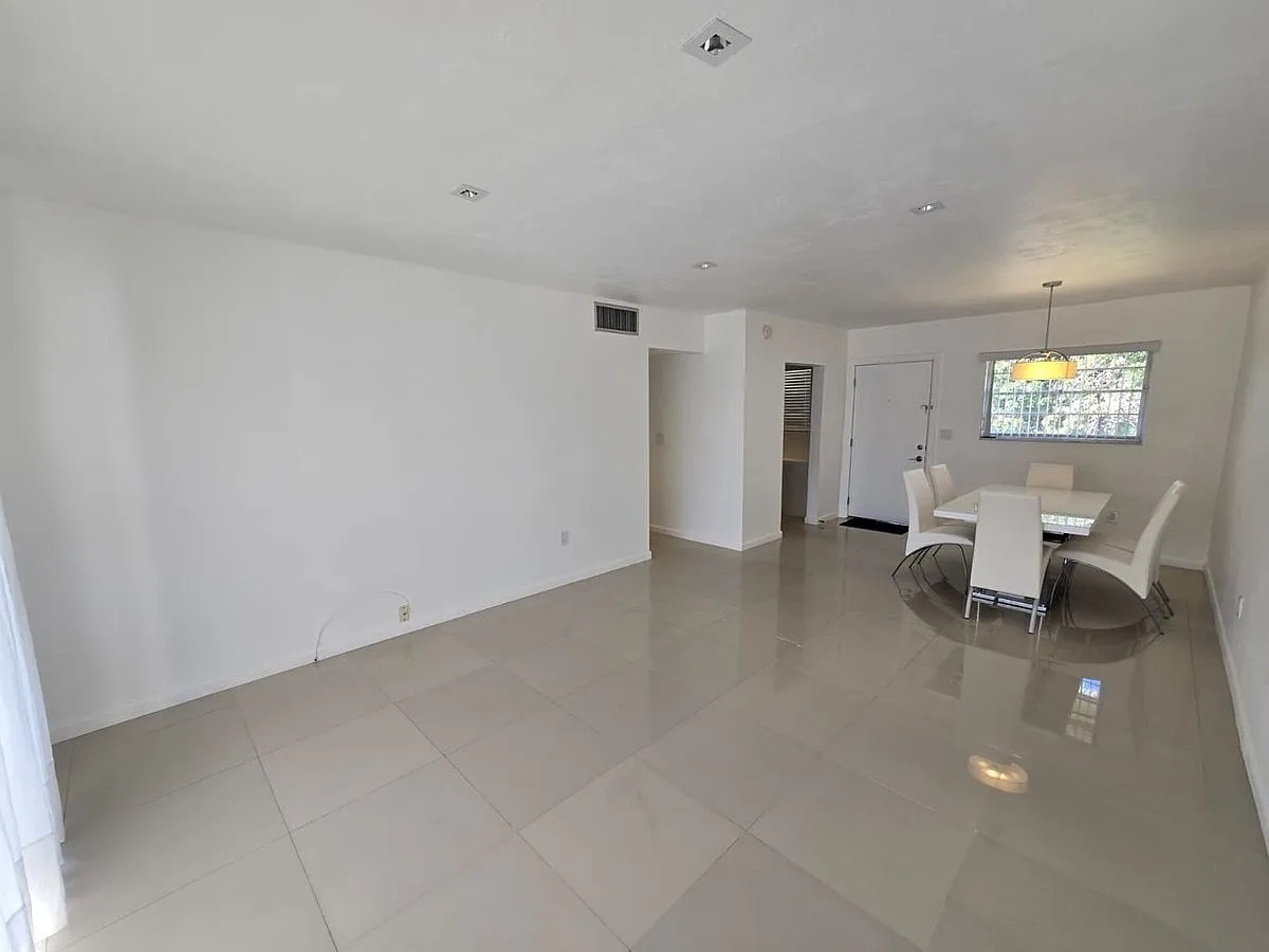 2800 NE 203rd St Apt 24 — Photo 3