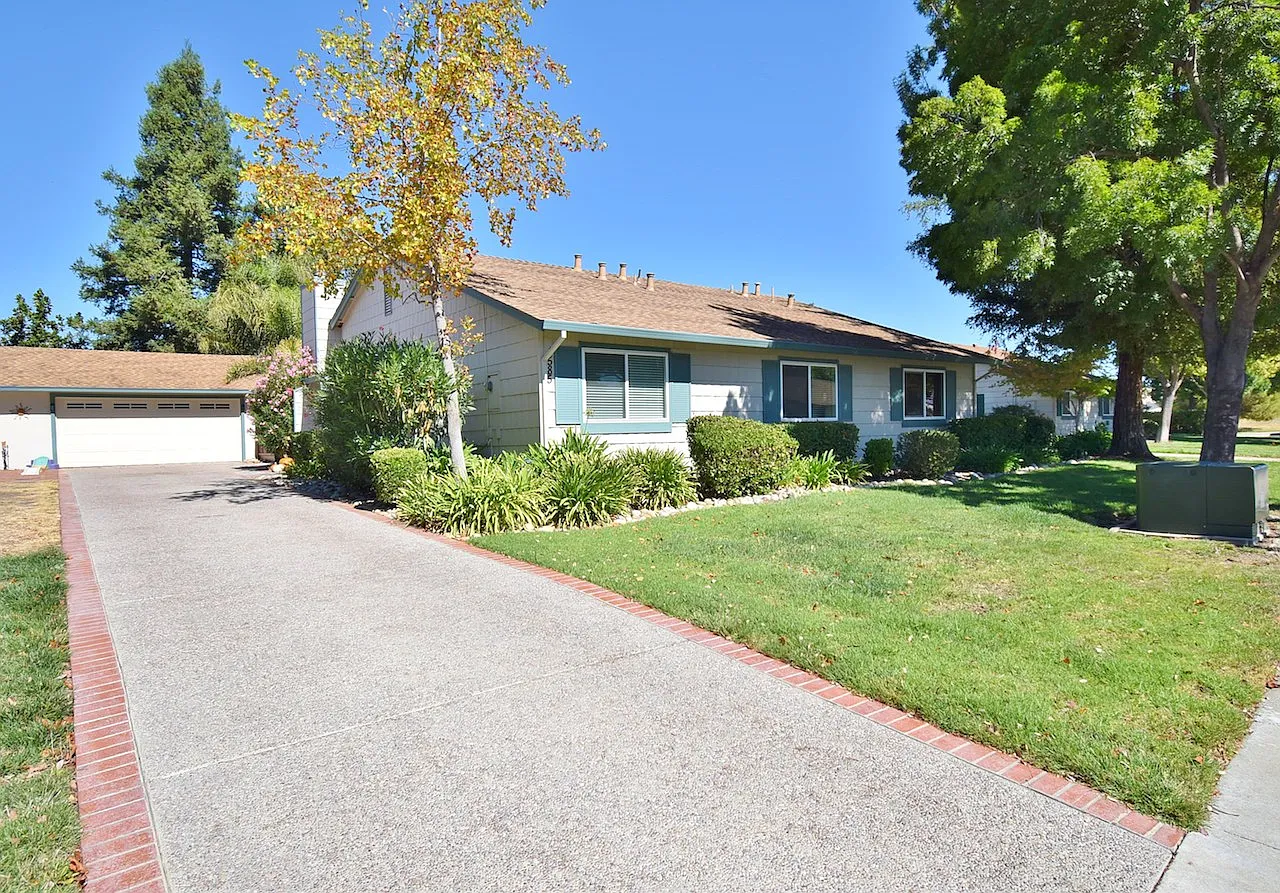 1585 Buttercup Ct photo 1