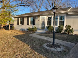 566 Eastwood Dr, Saint Louis, MO 63122