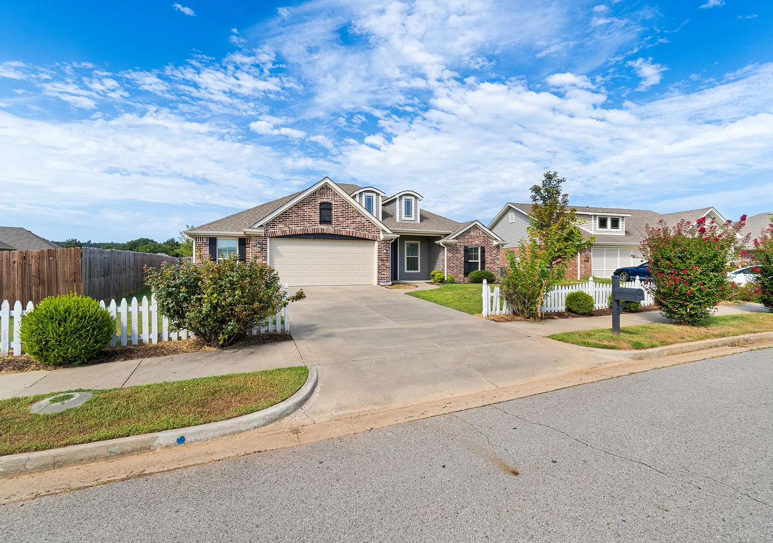 Luxurious Comfort: Fully Furnished 3 Bed, 2 Bath Brick Home in Fort Smith — Photo 3