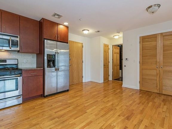 4th image of 17 Meadow Rd APT 306