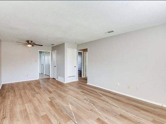 4th image of 2029 Oakwood Ct #B