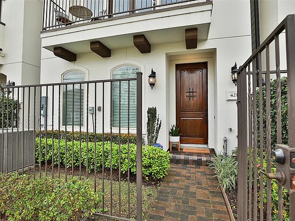 Gorgeous townhome in the heart of Rice Military with private front yard with and gate from Schuler making it ideal for guest access.
