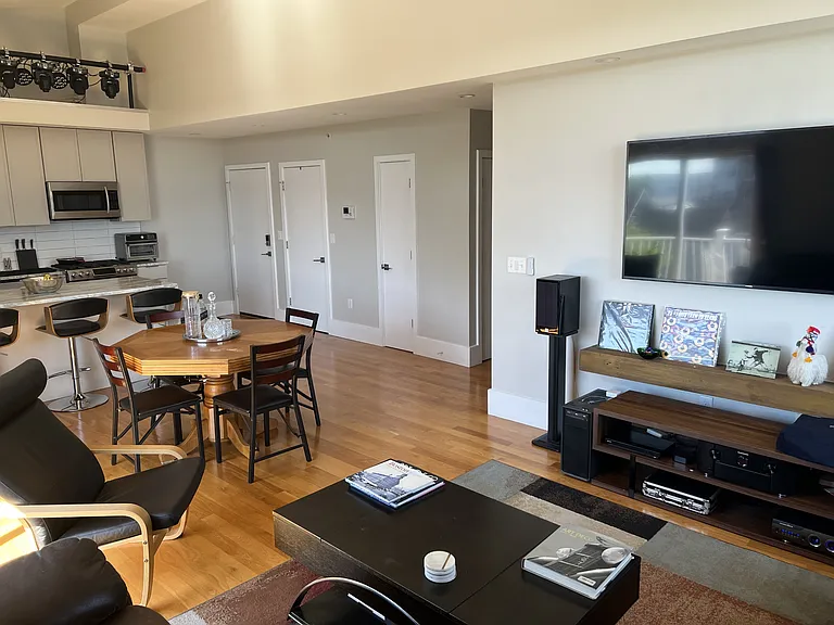 204 Spencer Ave #10 — Photo 4