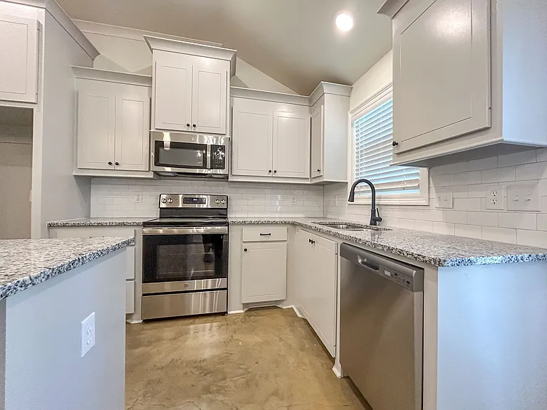 213 Pine Park Dr — Photo 3
