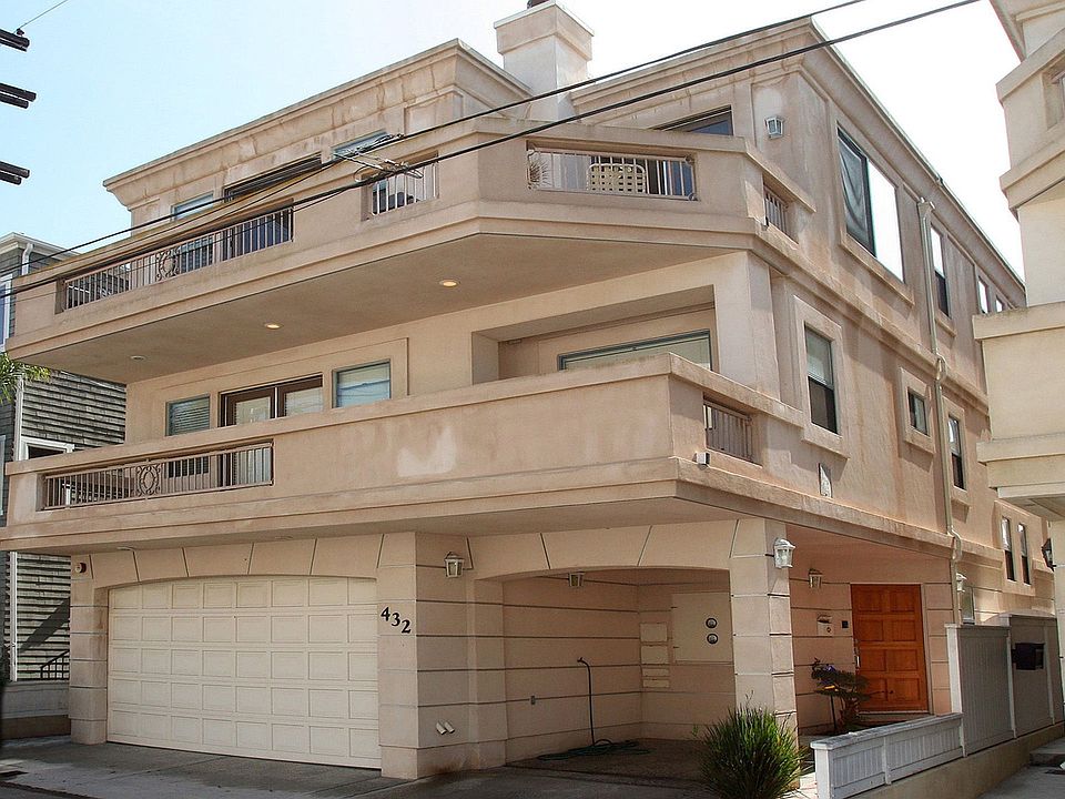 Spacious 3 bedroom townhome. Extra large lot.