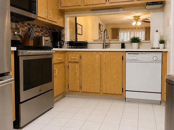 4th image of 404 HARBOUR POINTE Way