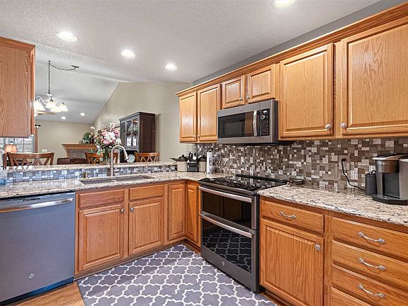 4th image of 755 Broadmoor Dr