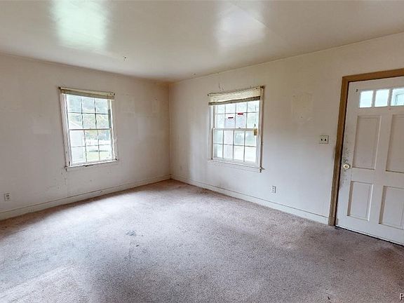 4th image of 517 Burbank St