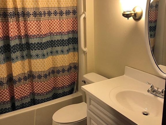 4th image of 525 University Ave #6