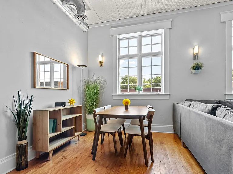 116 S Broadway St — Photo 11