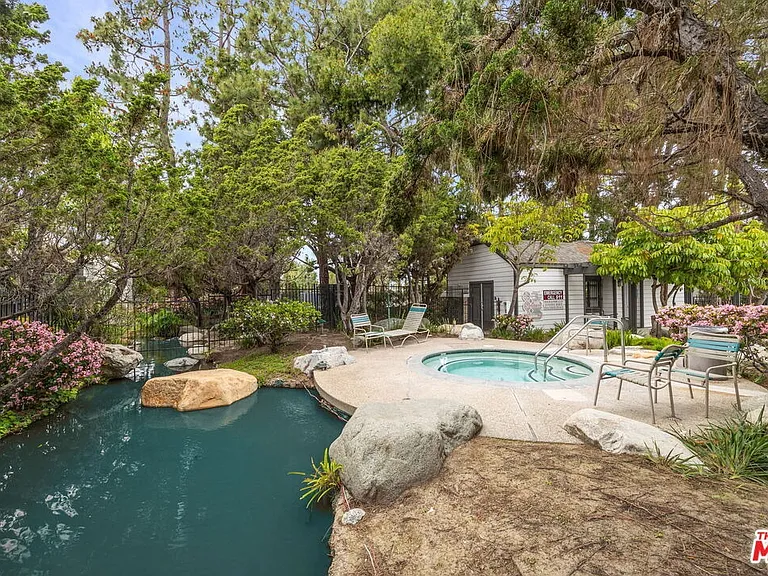 2522 W Macarthur Blvd #D — Photo 25