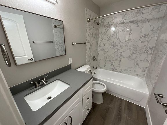 4th image of 906 Burbank Dr APT 2