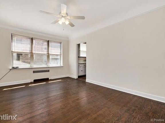 3rd image of 2619 W Glenlake Ave #1C