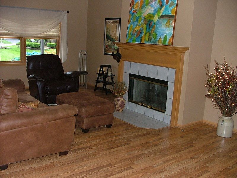 Great Room : Gas fireplace-pergo floors, Peachtree wood windows.