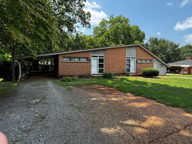 416 Stroud Rd — Photo 1
