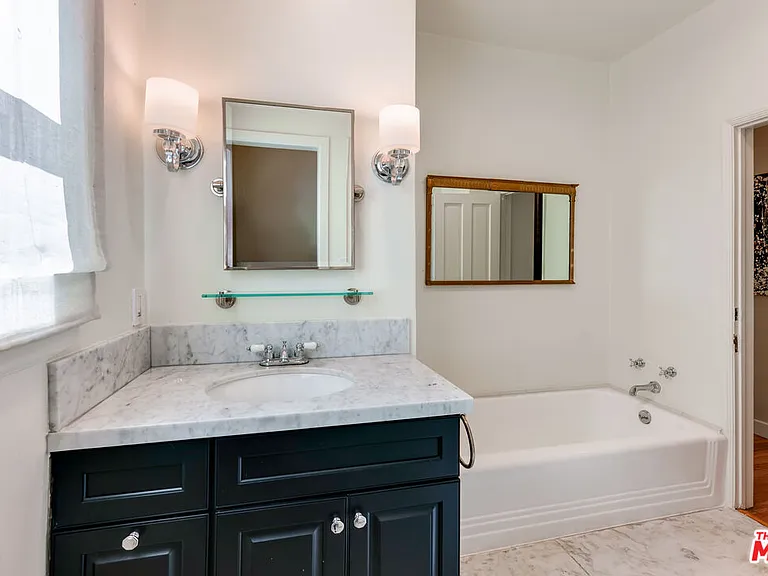 1014 N Doheny Dr — Photo 20
