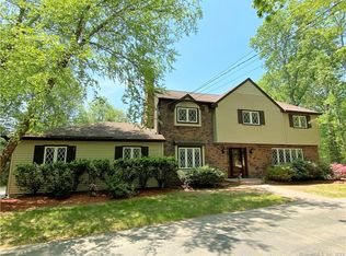 13 Devonshire Dr, Gales Ferry, CT 06335