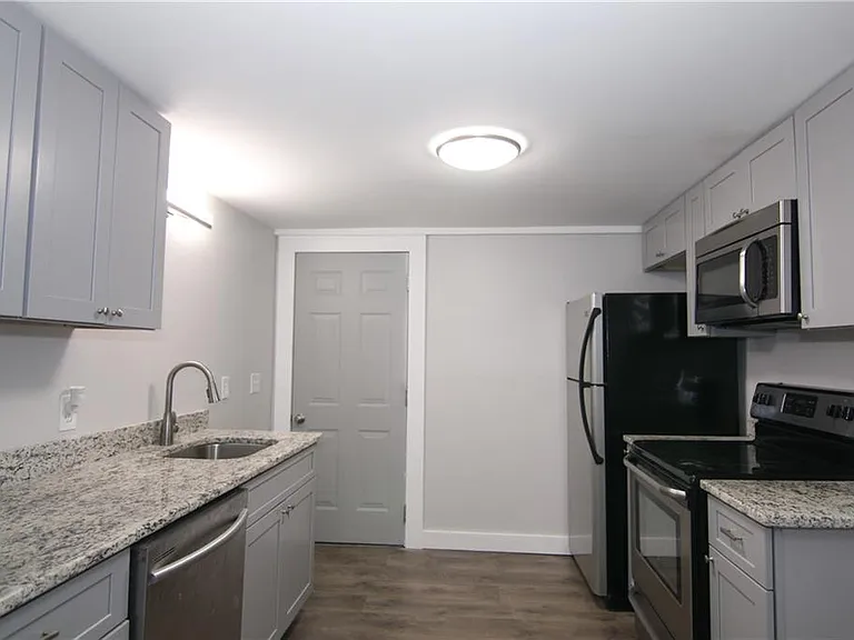 2187 Plantation Ln #B — Photo 2
