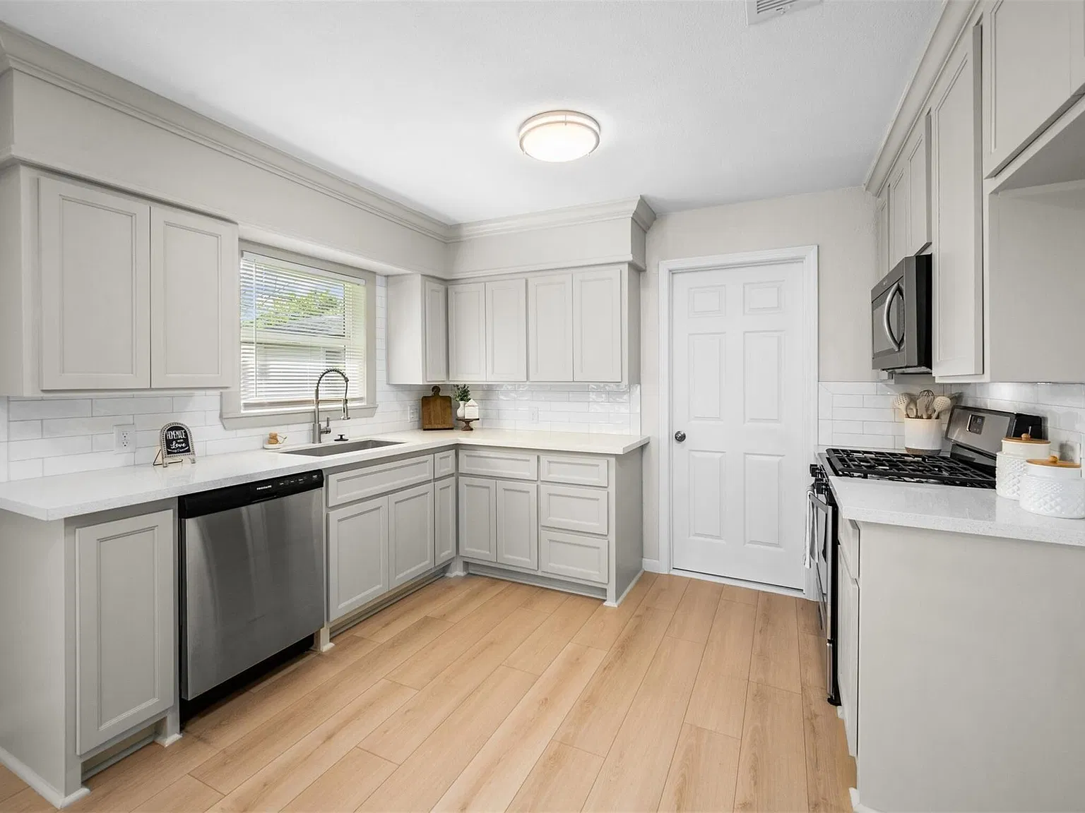 3 bed, 1.5 bath, 1168 sqft, $1,600 — Photo 4