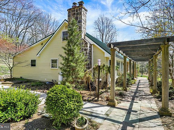 2nd image of 211 Orchard Rd