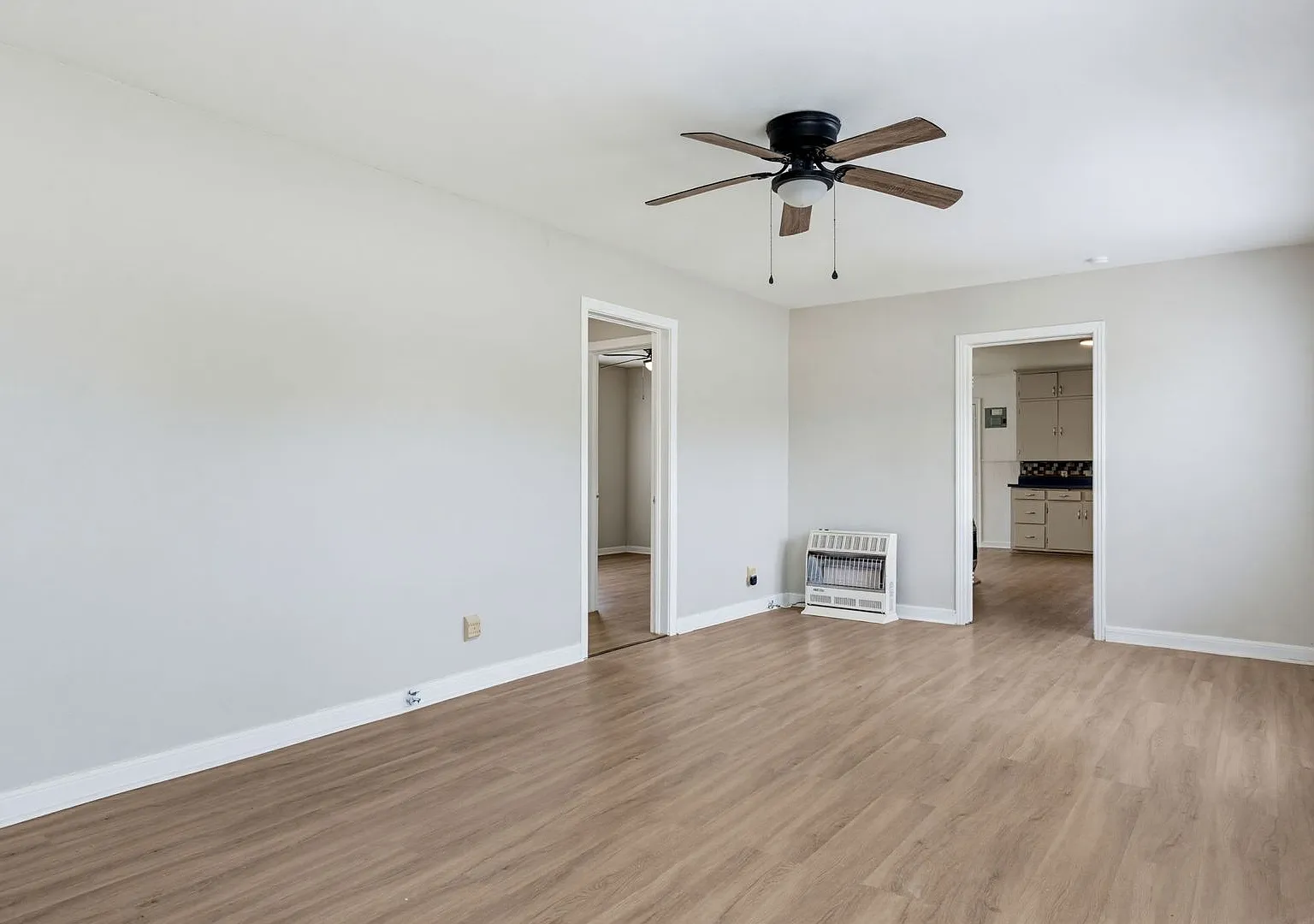 Half Off 1ST Months Rent Updated 2-Bedroom Home — Photo 4