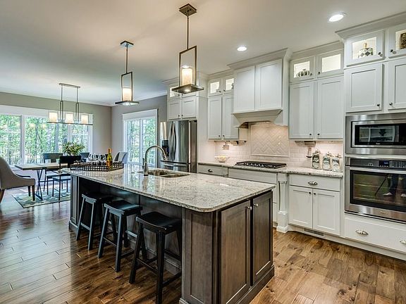 5th image of 11 Oak Leaf Cir
