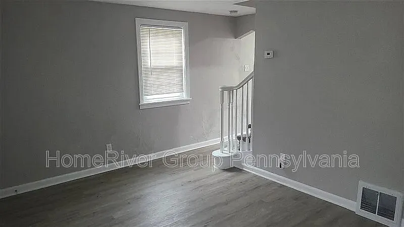 2 bed, 1.0 bath, 918 sqft, $1,541 — Photo 2