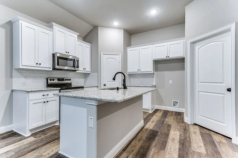 3 bed, 2.0 bath, 1621 sqft, $2,395 — Photo 3