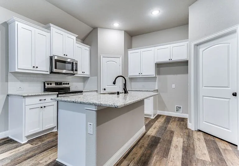 506 Weston St — Photo 3