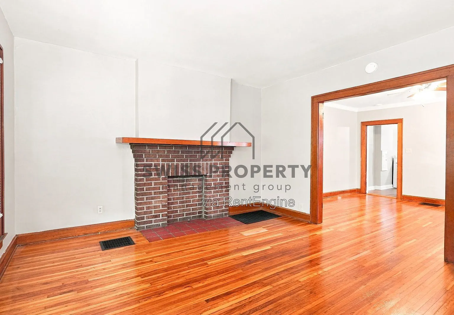 3 bed, 1.0 bath, 1120 sqft, $1,500 — Photo 2