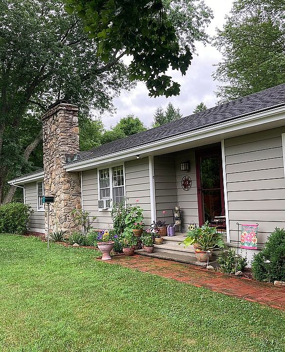 2nd image of 8 Sheridan Dr