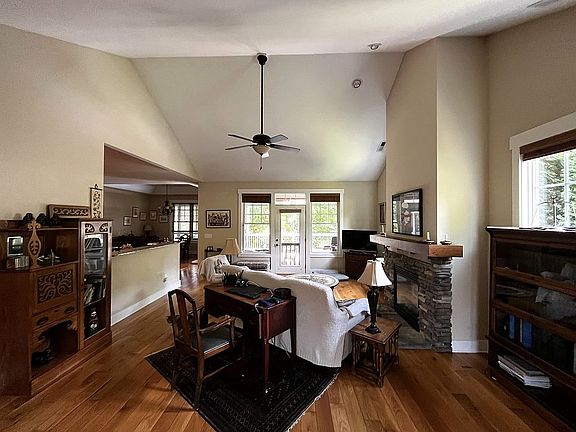 4th image of 11 Creekside View Dr