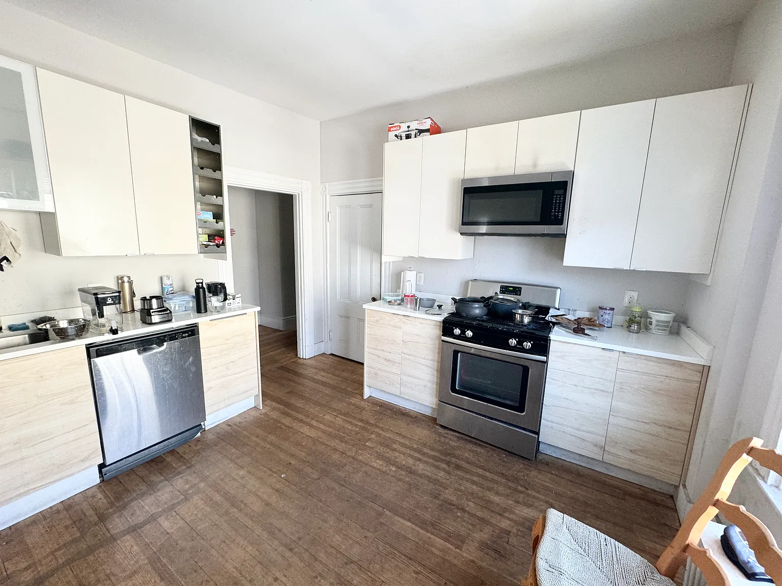 4 bed, 9999 sqft, $3,800 — Photo 1