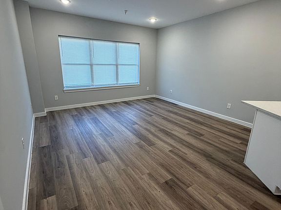 4th image of 218 Spring St #1