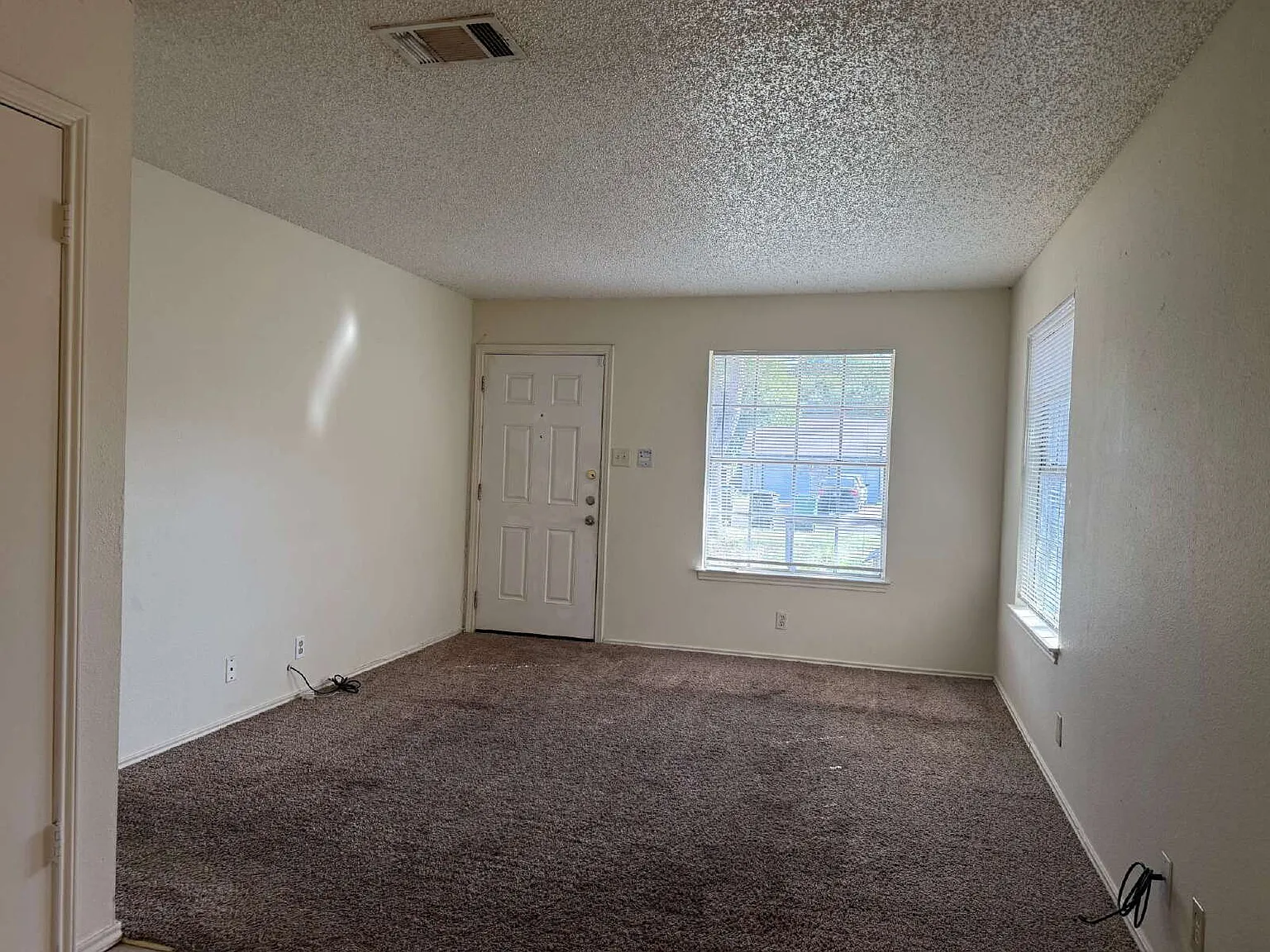 3 bed, 2.0 bath, 950 sqft, $1,545 — Photo 2