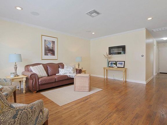 5th image of 525 Saint Claire Dr