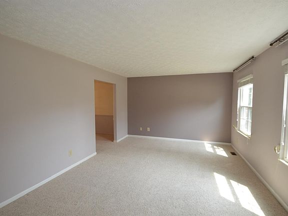 3rd image of 271 Halidonhill Ln
