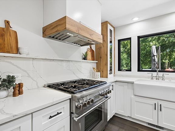 5th image of 1436 Lawrence Ave