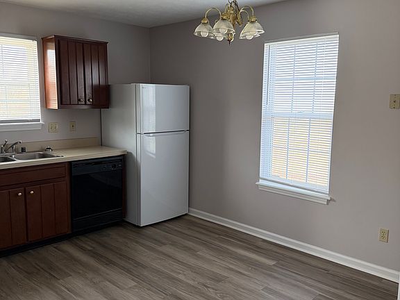 3rd image of 147-149 Hartland Dr