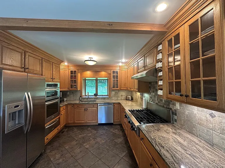 109 Brush Hill Rd — Photo 2