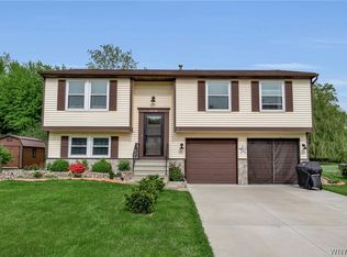 6658 Royal Pkwy S, Lockport, NY 14094