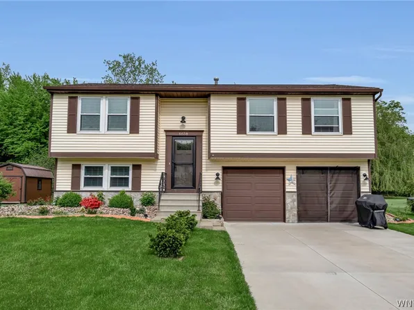 6658 Royal Pkwy S, Lockport, NY 14094