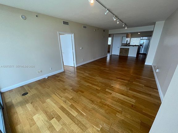 5th image of 601 NE 36th St APT 1209
