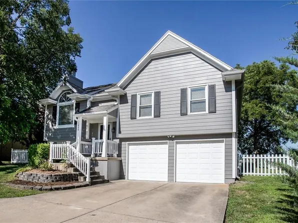 12606 Fountain Lake Dr, Grandview, MO 64030