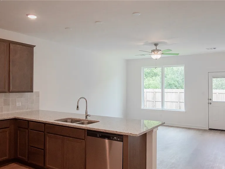 5689 Fox Bluff Dr — Photo 4